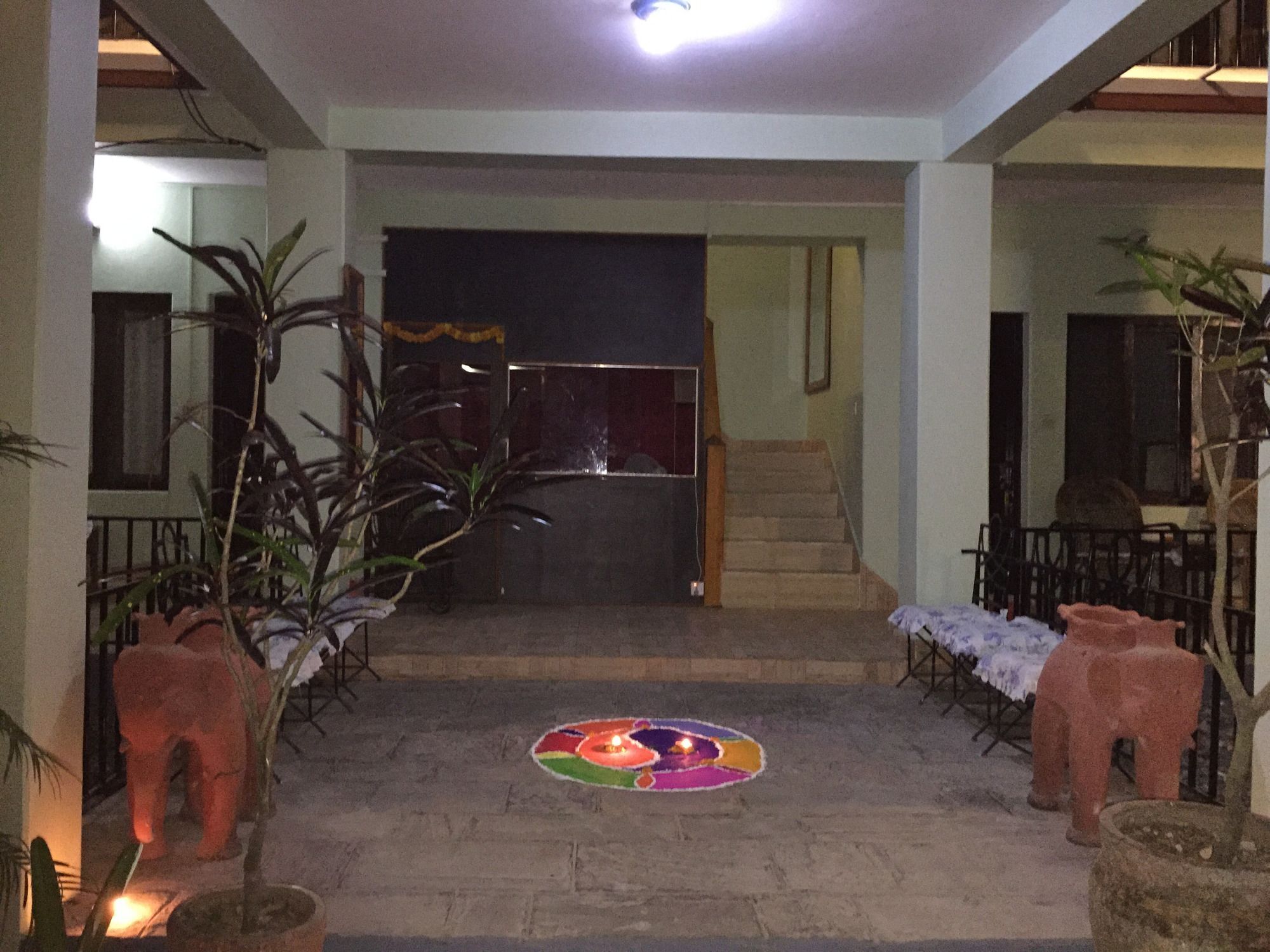 Yeti Guest House Pokhara Exteriör bild